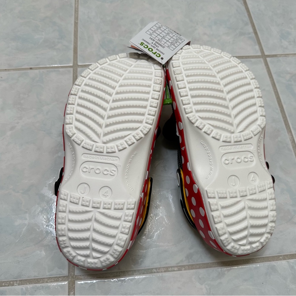 NWT Crocs Kids Disney Minnie Mouse Classic Clogs Size J4 W6/M4 - Picture 9 of 9
